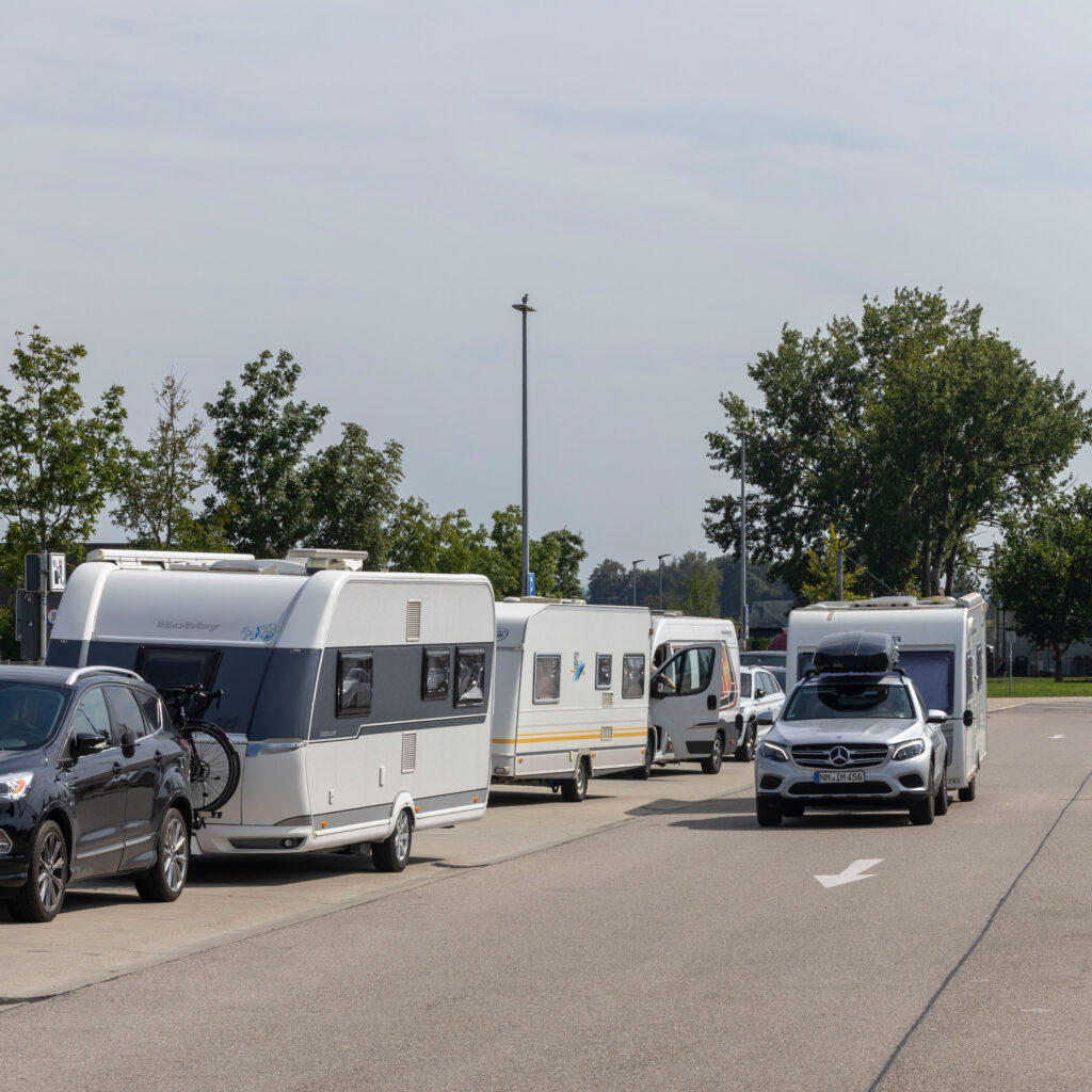 ADAC Umfrage offenbart Schwächen deutscher Rastanlagen für Camper / Kaum Serviceangebote / Viele Camper wünschen sich mehr gesonderte Parkplätze und eine bessere Ausschilderung