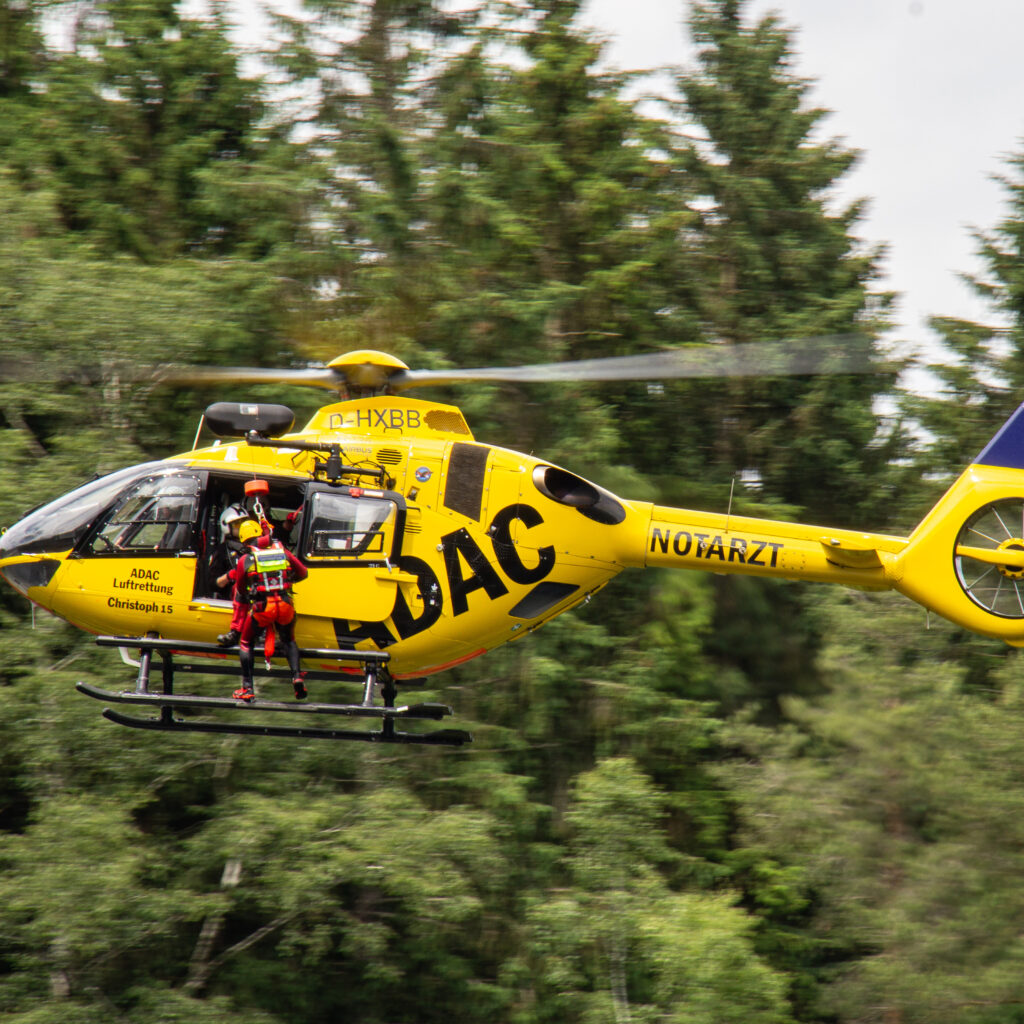 ADAC Luftrettung aus Straubing trainiert mit Winde