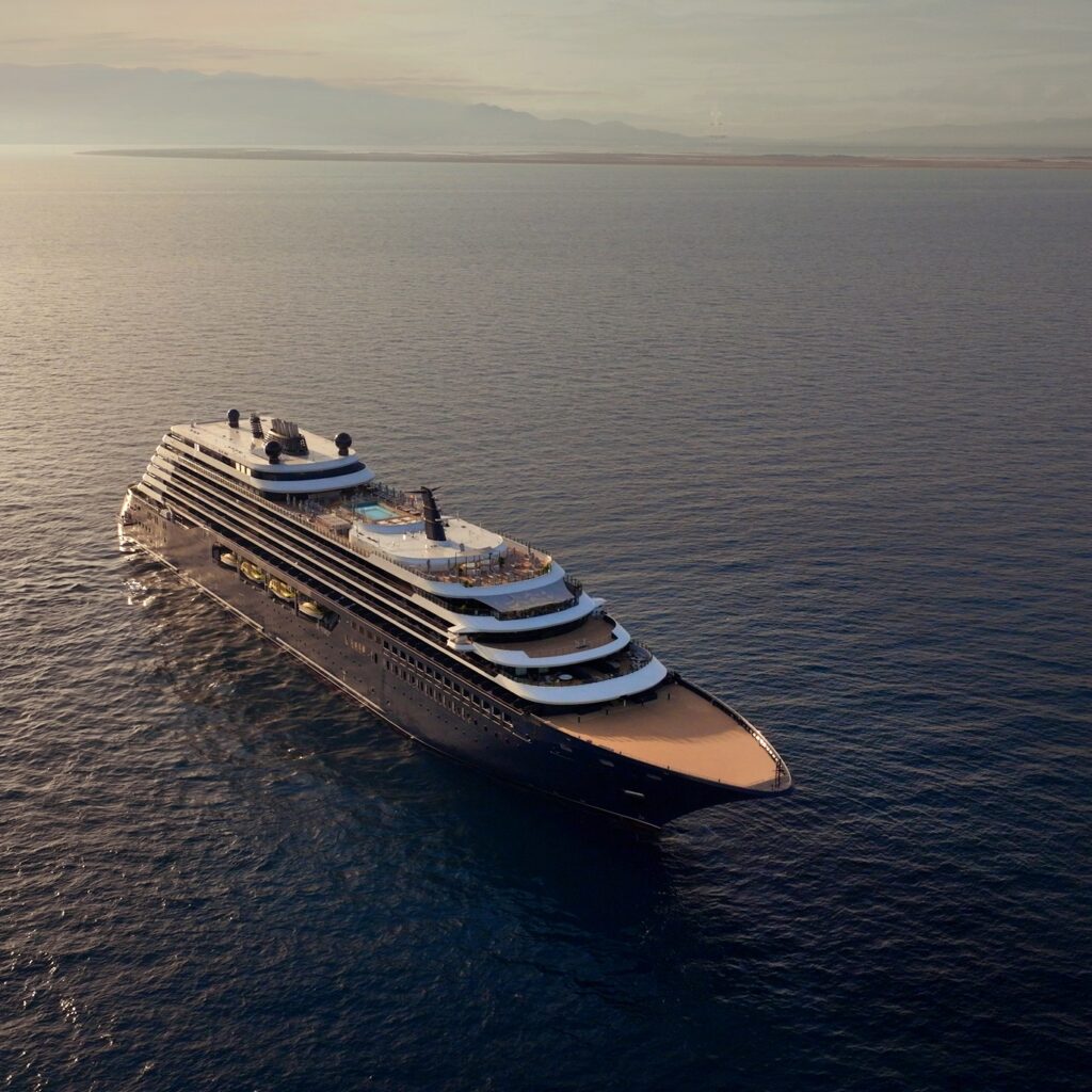 Die neue Superyacht „Luminara“ der The Ritz-Carlton Yacht Collection ankert vor dem The Ritz-Carlton Maldives, Fari Islands