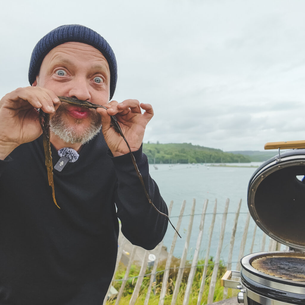 Auf Genussreise durch Irland mit Olaf Deharde: Koch und Autor reist mit Grill und Kamera quer über die Insel - zwischen Räucherlachs, Whiskey und Outdoor-Küche am Wild Atlantic Way.