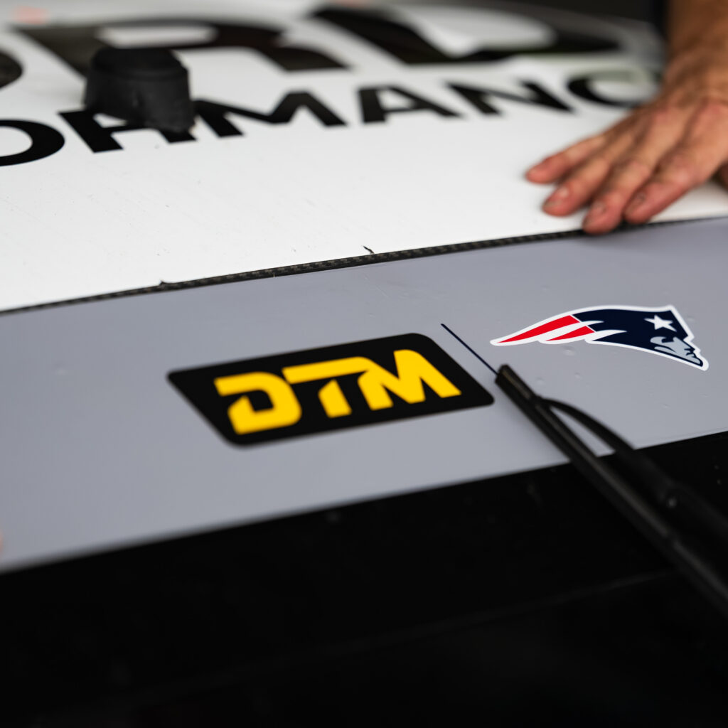 Gemeinsam zu Höchstleistungen: DTM und New England Patriots bringen Football und Motorsport zusammen