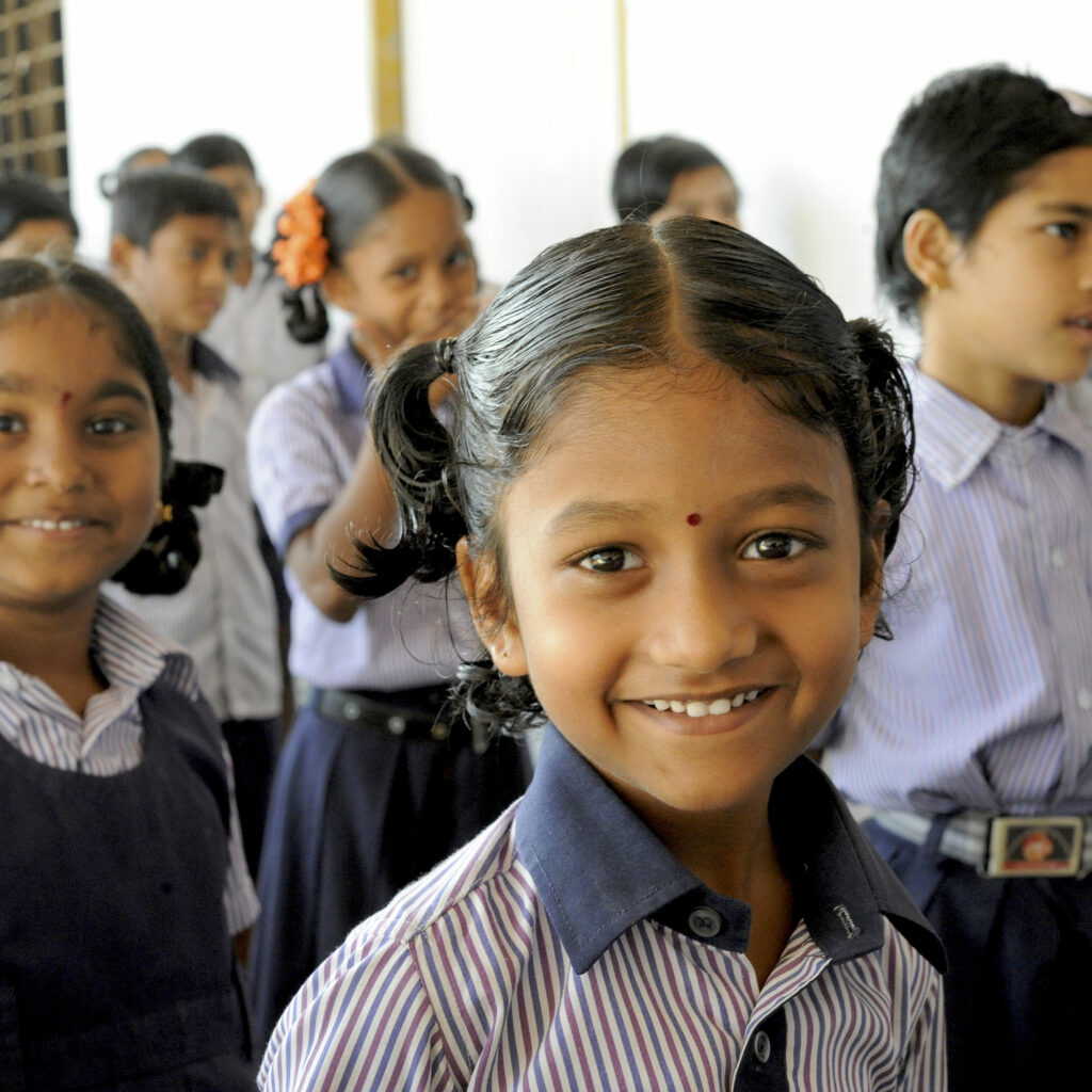 AIDA Präsident überreicht Scheck im Wert von 500.000 Euro für sieben neue AIDA Cruise & Help Schulprojekte