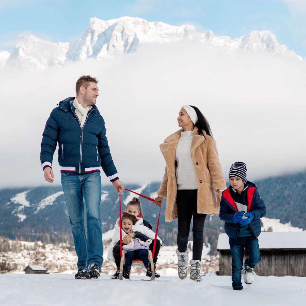 Winterurlaub in Tirol: Skifahren, Schwimmkurs und noch viel mehr – im Alpenrose – Familux Resort erleben Familien die Berge