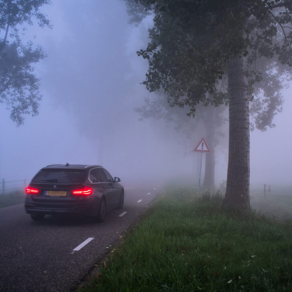 Im Nebel den Durchblick bewahren ADAC Tipps für richtiges und sicheres Fahren im Herbst