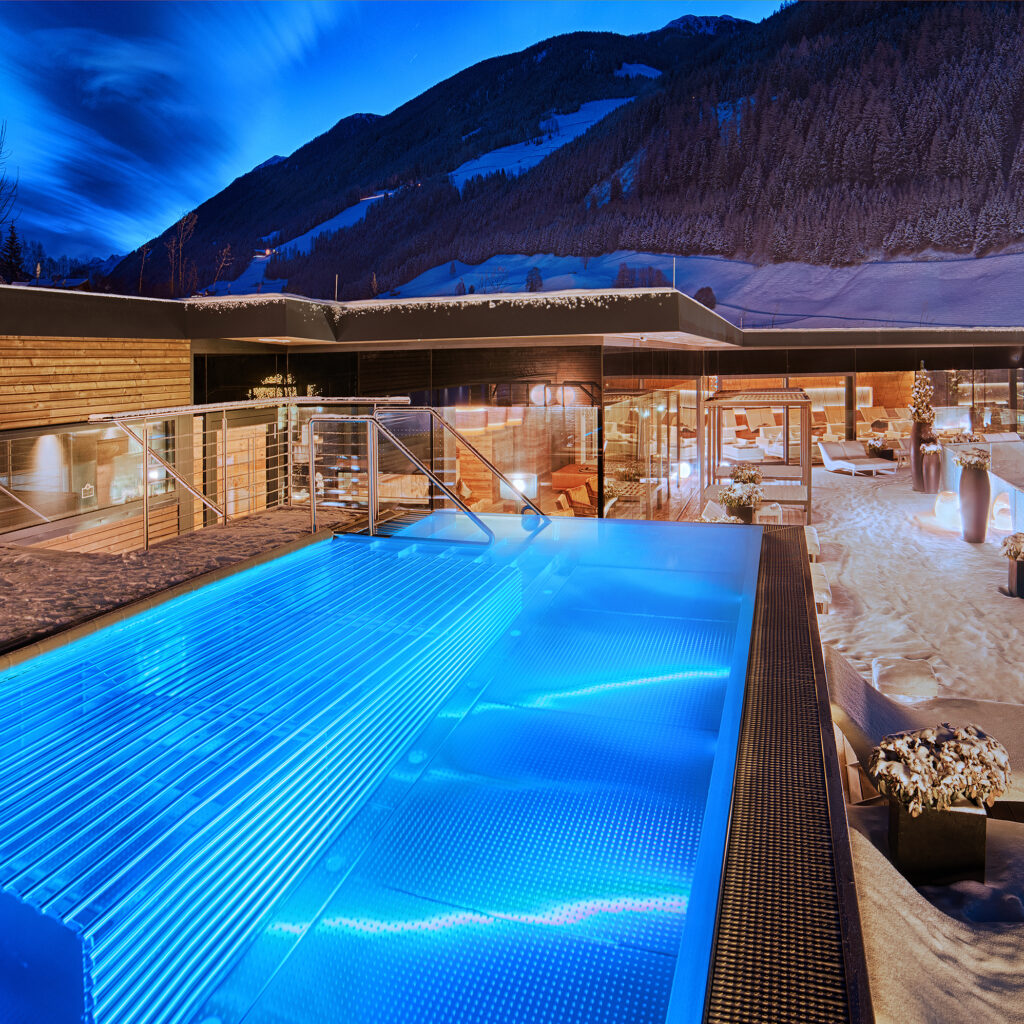 Winterwellness in den Südtiroler Bergen: Das AMONTI & LUNARIS setzt Maßstäbe in Design, Wellness und Genuss