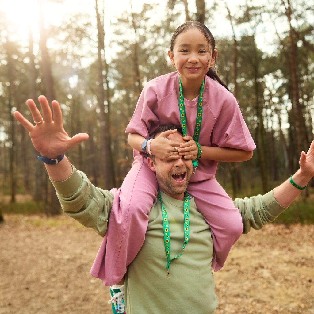 Sonnenblumen als Signal: Center Parcs bietet Gästen mit nicht sichtbaren Beeinträchtigungen Sunflower-Lanyards an