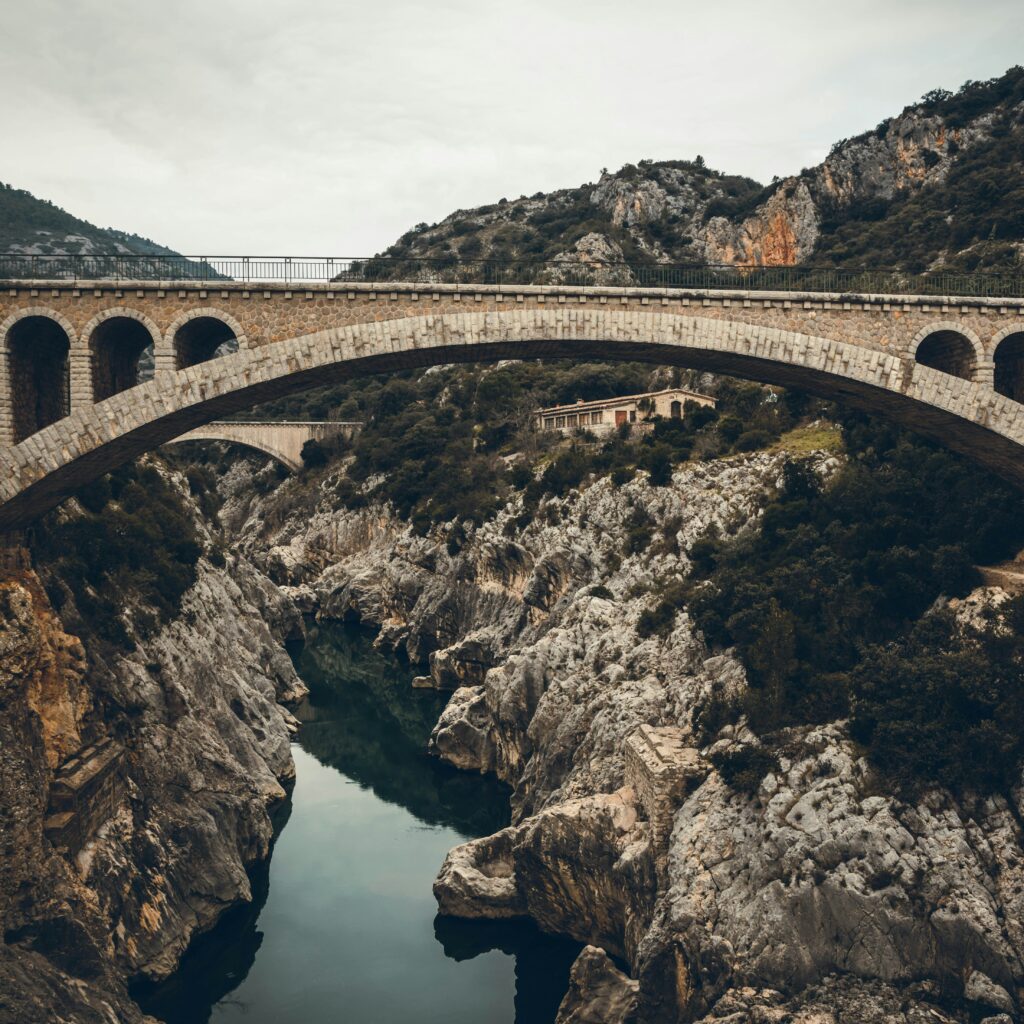 Sperrungen maroder Brücken: Schäden, Umwege und Staus / ADAC Modellstudie zeigt anhand von fünf Brücken an Autobahnen Auswirkungen von spontanen Sperrungen auf Verkehr und Wirtschaft