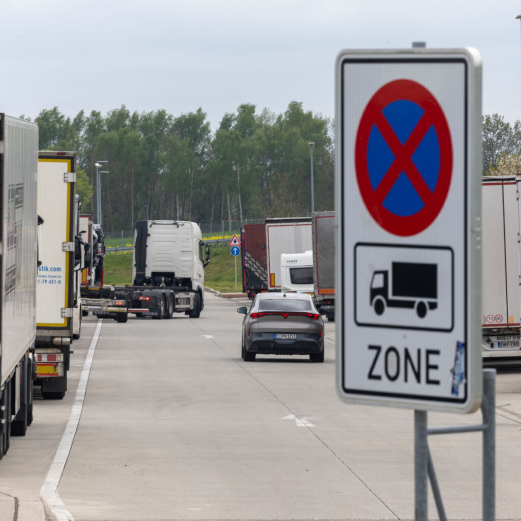 Falsch abgestellte Lkw an Autobahnen immer noch an der Tagesordnung