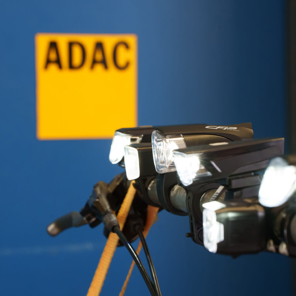 Fahrradleuchten im Test: ADAC untersucht elf Frontscheinwerfer und zehn Lichtsets