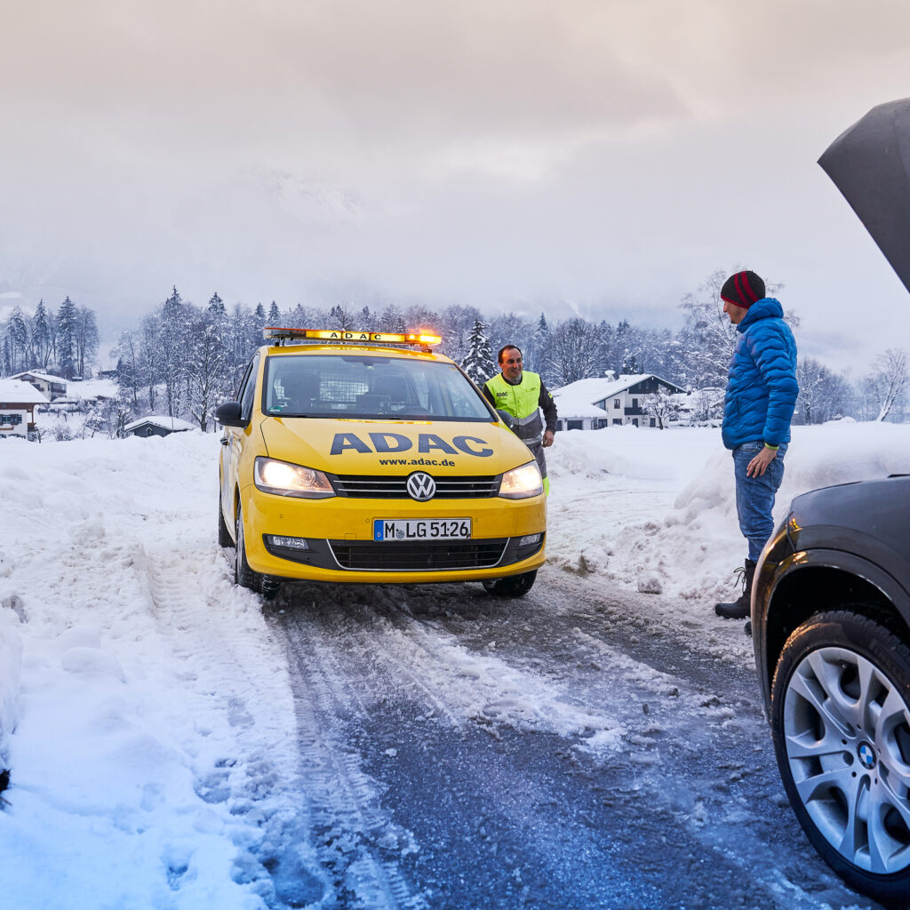 ADAC zählt vermehrt Winter-Einsätze / Erste Kälte: Rund 55.000 Autofahrern wurde allein von Freitag bis Montag geholfen